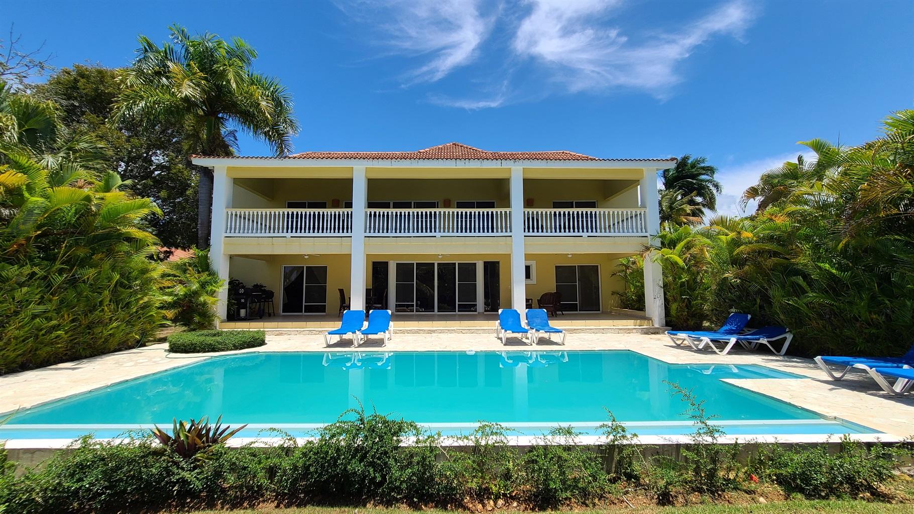 Villa Hermosa – Spacious 4BR Pool Villa Walkable to Downtown