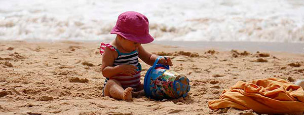 playa alicia nino jugando